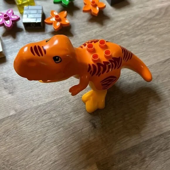 Legos. Duplo sets. The whole lot here. 90 Legos. Jurassic Park dinosaur - Picture 2 of 6